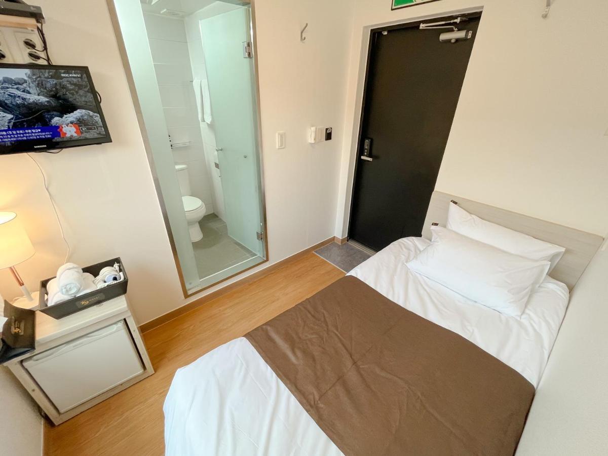 K9 Myeongdong Hotel โซล ภายนอก รูปภาพ